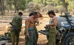 Grupo de soldados israelenses toma banho e escova os dentes na manhã desta segunda-feira (23), no norte do país