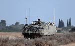 Tanque de Israel faz patrulha na cidade de Sderot, no sudeste do país, próximo à Faixa de Gaza