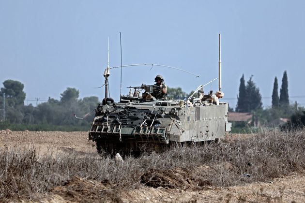 Tanque de Israel faz patrulha na cidade de Sderot, no sudeste do país, próximo à Faixa de Gaza