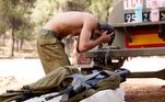 No norte de Israel, na fronteira com o Líbano, soldado israelense toma um banho rápido