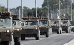 Muitos caminhões fazem o transporte de armamento na região sudeste de Israel, próximo à Faixa de Gaza