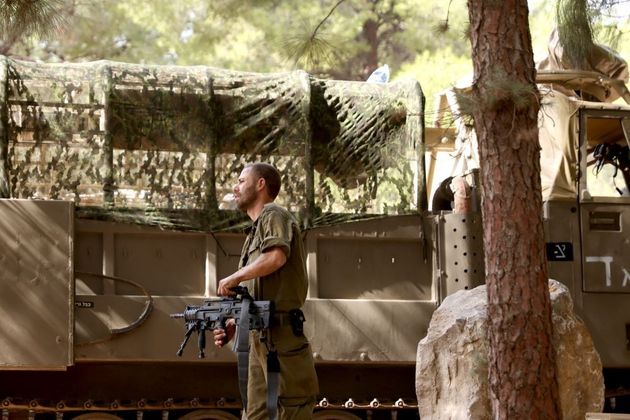 Soldado israelense na fronteira norte do país, onde enfrenta os ataques dos terroristas do Hezbollah
