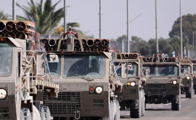 Há uma grande movimentação de caminhões do Exército israelense nesta segunda-feira (23) na cidade de Sderot, próxima à Faixa de Gaza. O comboio transporta na região sudeste de Israel um grande número de bombas e armamentos. Há a expectativa de uma grande invasão para breve do território comandado pelos terroristas do Hamas