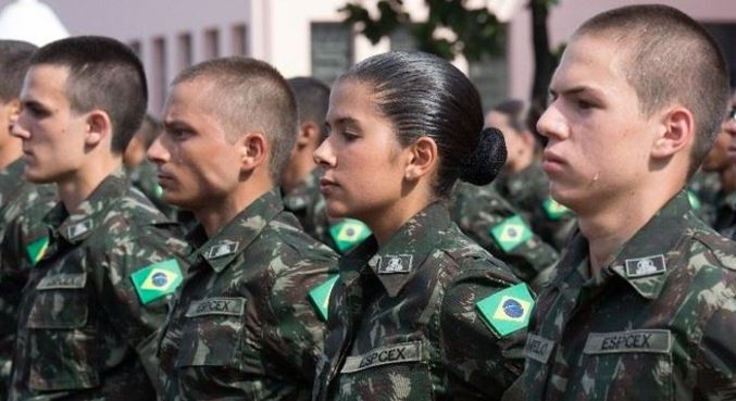 Exército diz que fisiologia da mulher impede mesmo desempenho na zona de combate
