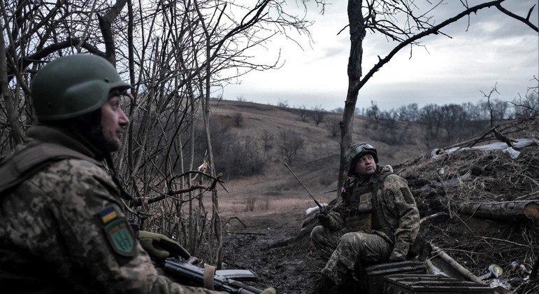Soldados ucraniano no front na cidade de Bakhmut, que fica na região de Donetsk