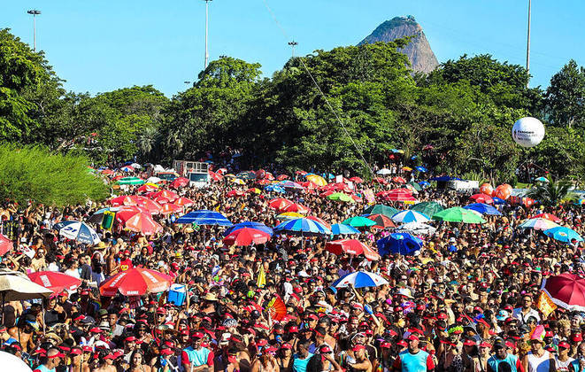 Existe uma previsão de maiores gastos por parte dos turistas estrangeiros no Brasil. A expectativa é de um aumento de 19,4% nas despesas durante a folia - o que representa cerca de 971 bilhões de dólares ao longo do carnaval deste ano. 