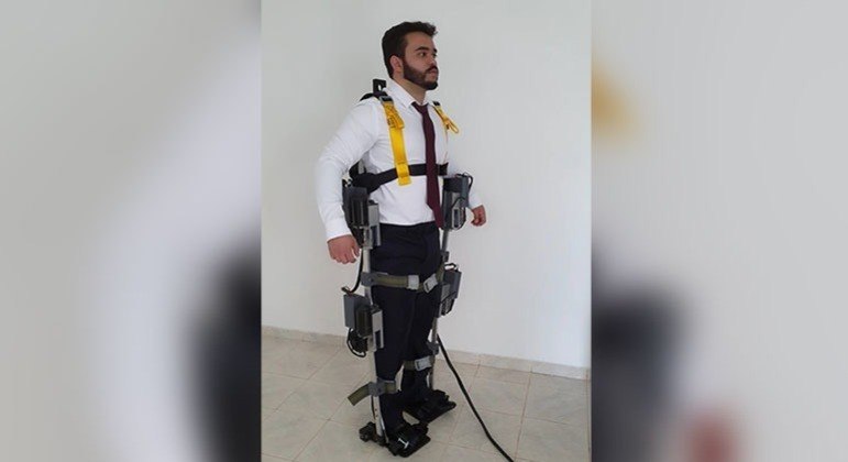 Matheus Soares Nascimento usando o exoesqueleto criado por ele