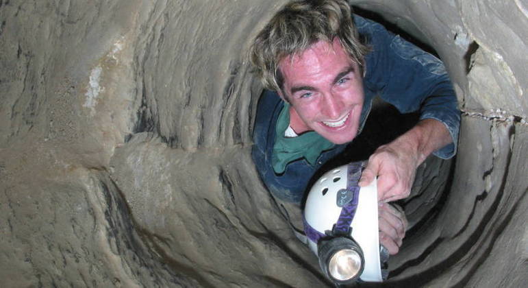 O explorador Kory Kowallis em uma das passagens estreitas da caverna em Utah