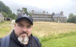 Max, dono do canal do YouTube Finders Beepers History Seekers, postou uma selfie em frente à propriedade