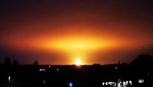 Bola de fogo surge após explosão em usina de reciclagem e ilumina céu na Inglaterra; vídeo 