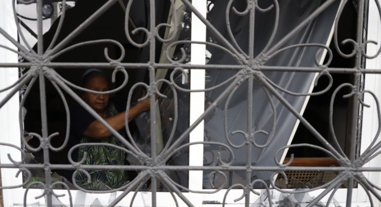 Moradores das ruas próximas à fábrica tiveram suas casas danificadas com a explosão