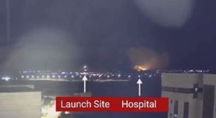 Setas indicam o local de lançamento de mísseis e a explosão do hospital na Faixa de Gaza