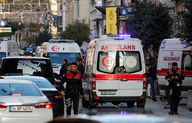 Uma explosão atingiu no último domingo (13) uma movimentada rua de pedestres em Istambul, na Turquia, e deixou ao menos seis mortos e 53 pessoas feridas, anunciou o governador da cidade, Ali Yerlikaya, em uma rede social. Vídeos mostram muitos populares fugindo do local. A emissora estatal TRT e outros meios de comunicação mostraram ambulâncias e policiais indo para a região da popular rua Istiklal, em Istambul, no distrito de Beyoglu.