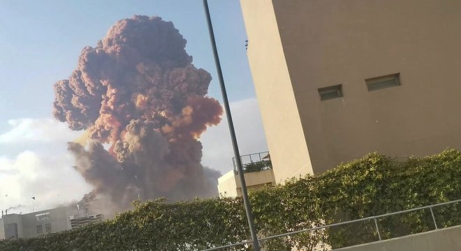 Explosão na capital do Líbano forma uma nuvem de poeira