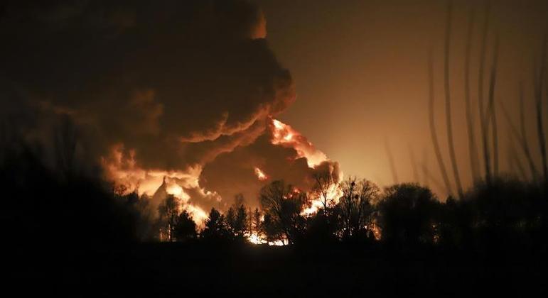 Explosão na madrugada de domingo (27) em Vasylkiv, ao sul de Kiev, onde central de combustíveis foi atingida