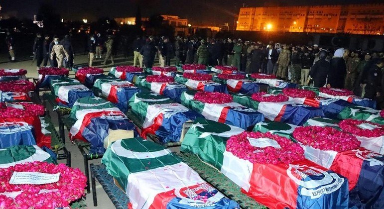 Caixões das vítimas foram cobertos com a bandeira do Paquistão