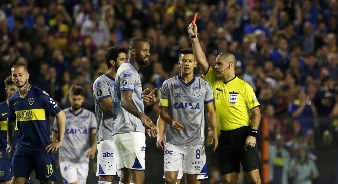 Dedé é expulso após cabeçada acidental no goleiro Andrada, do Boca Juniors