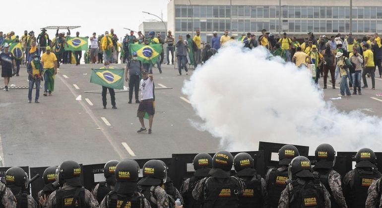 Manifestantes durante atos que resultaram na depredação dos prédios da praça dos Três Poderes
