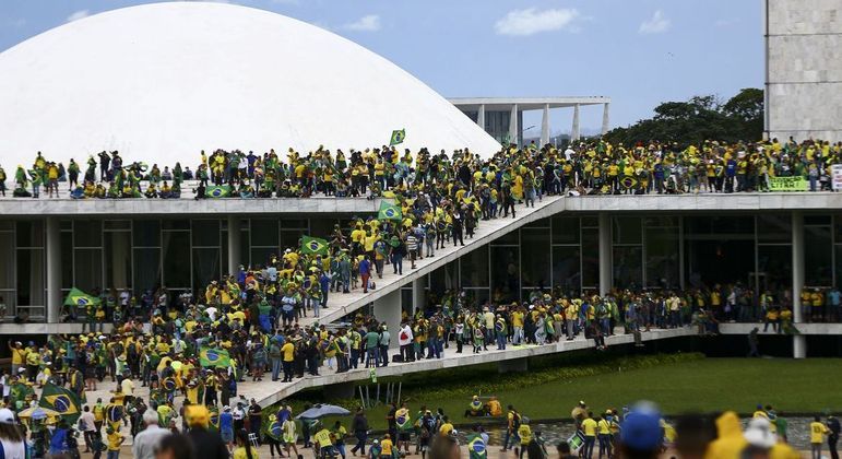 Manifestantes extremistas durante invasão do Congresso Nacional em atos antidemocráticos