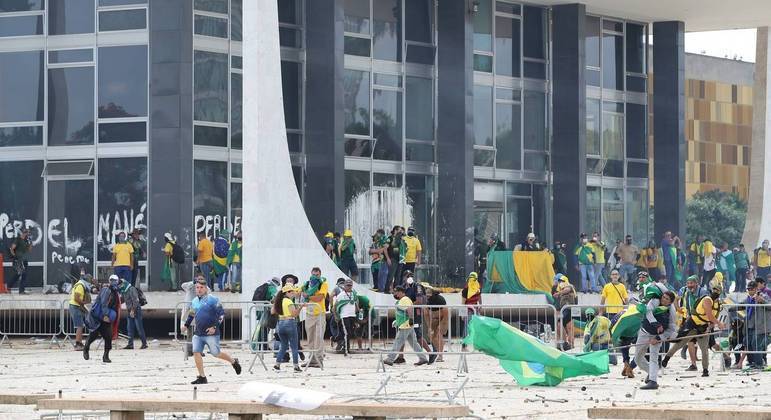 Extremistas invadem prédio do Supremo Tribunal Federal, em Brasília, no último domingo (8)