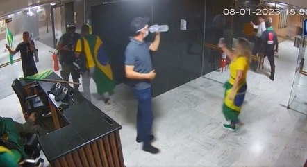 Imagens das câmeras de segurança do Planalto mostram que extremistas receberam água e orientações 
