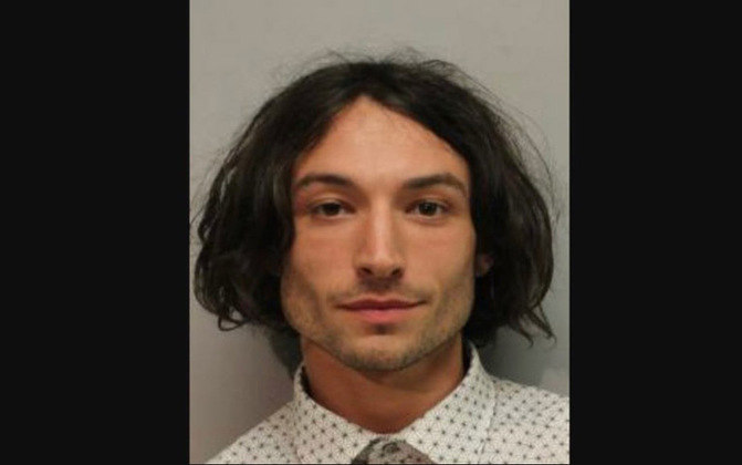 Ezra Miller foi preso pela primeira vez (que se tem notícia) em 2011, em Pittsburgh, por posse de maconha. Ele admitiu o uso da droga.