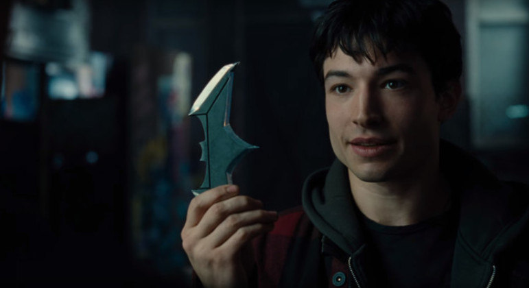 Ezra Miller quebra silêncio sobre escândalos e diz estar fazendo tratamento psicológico