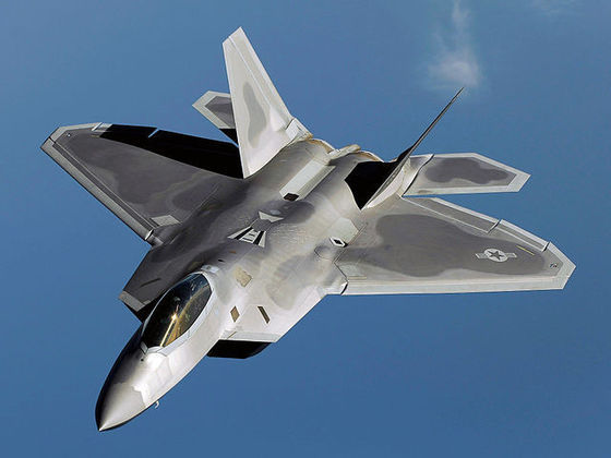 F-22 - Introduzido pela Força Aérea dos EUA com o objetivo de manter a superioridade aérea no campo de batalha, este caça também tem capacidade para ataque ao solo.  Atinge 2.410 km/h. Voa a 20 km de altitude.;