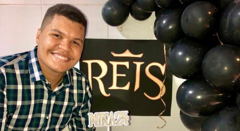Fã de Reis, Mika Ramos não perde um episódio da superprodução ao lado da família