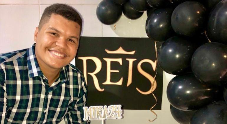 Fã de Reis, Mika Ramos não perde um episódio da superprodução ao lado da família