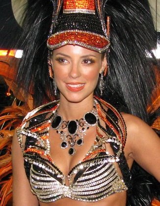 Fã de carnaval, Paolla já desfilava pela Grande Rio. Na foto, ela na escola em 2010. 