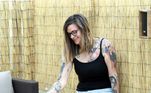Agora, aos 34 anos, a manicure enviou fotos de suas tatuagens, numa tentativa de reivindicar o recorde, 