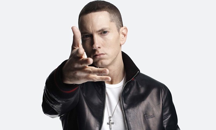 Eminem - My Name IsO rapper foi acusado de ter sido preconceituoso e machista, além de fazer apologia do estupro e falar sobre matar o próprio pai, em diversas passagens da famosa faixa de 1999 lançada no álbum The Slim Shady. Porém, Eminem mudou a letra para a canção tocar nas rádios e em programas de TV na época