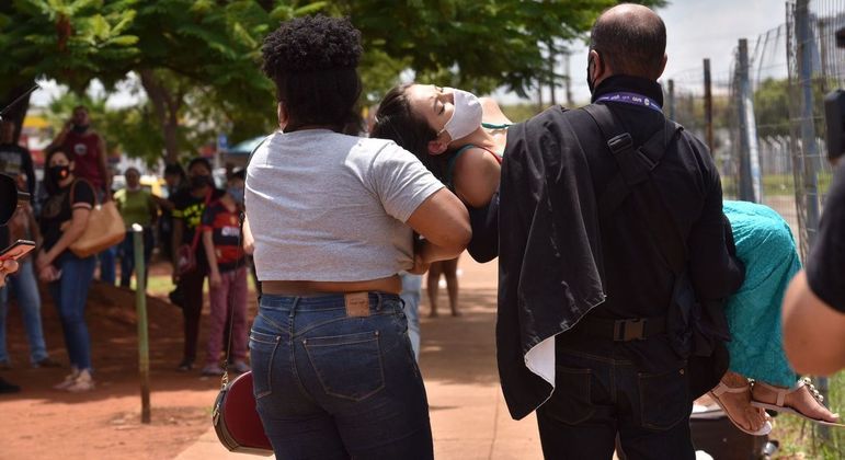 Fã passa mal enquanto espera corpo de Marília chegar ao velório