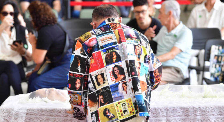 Fã usa um terno com reproduções de capas de discos de Gal Costa