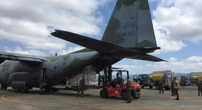 FAB envia avião para transportar álcool em gel de São Paulo a Recife