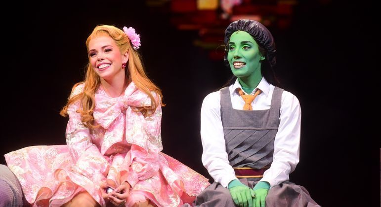 Fabi Bang e Myra Ruiz respectivamente caracterizadas como Glinda e Elphaba, no musical 'Wicked'