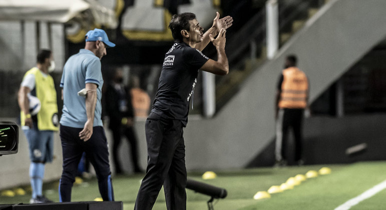 Técnico do Santos, Fabián Bustos comanda o time à beira do campo