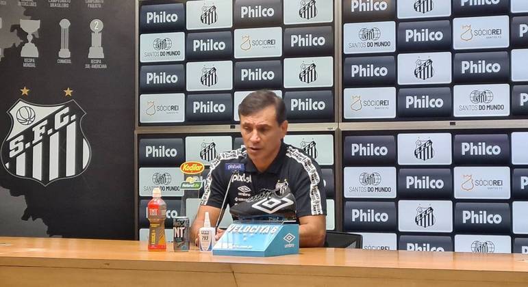 Técnico Fabián Bustos durante entrevista coletiva no Santos