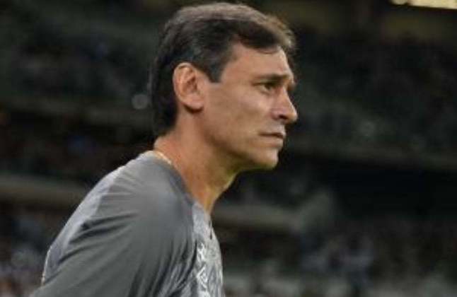 Fabián Bustos não aguentou a pressão dos resultados negativos e foi demitido do cargo de treinador do Santos em julho.