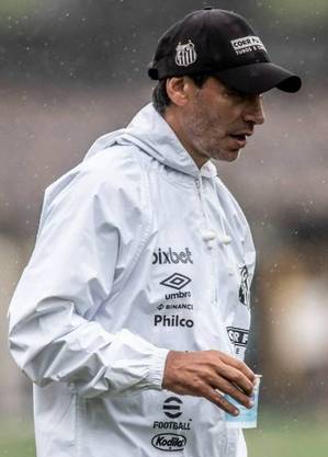 Técnico Fabián Bustos no treino