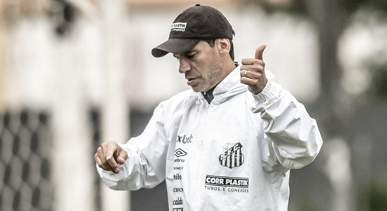 Técnico Fabián Bustos quer reforços para manter o Santos competitivo na temporada