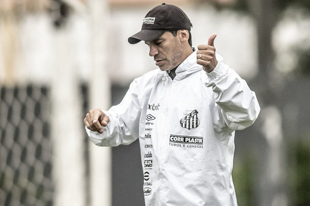 Técnico Fabián Bustos quer reforços para manter o Santos competitivo