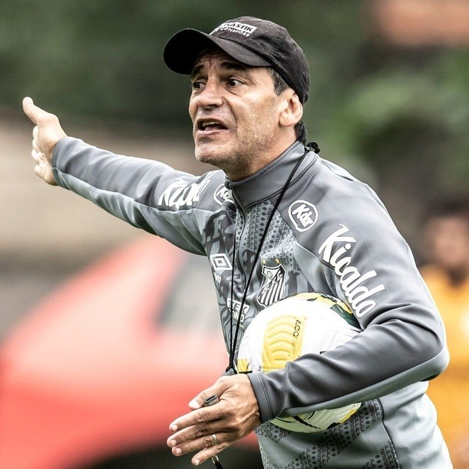 Técnico Fabián Bustos retoma treinos nesta terça-feira com foco no Coritiba