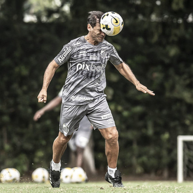 Técnico Fabián Bustos cabeceia bola durante treinamento no CT Rei Pelé
