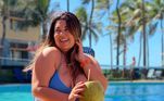 Espontânea e bem-resolvida, Fabiana Karla também mostra seu corpo sem qualquer retoque nas redes sociais. Há três dias, ela postou essa foto bem diva, com direito a sorriso e água de coco. 