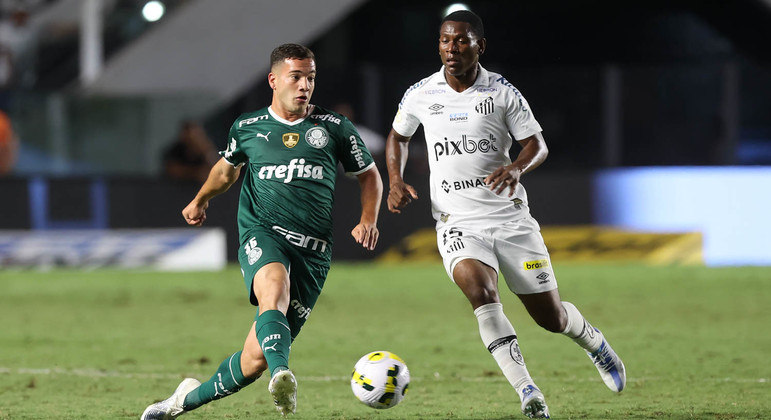 Fabinho dá o passe durante a vitória do Palmeiras contra o Santos na Vila Belmiro