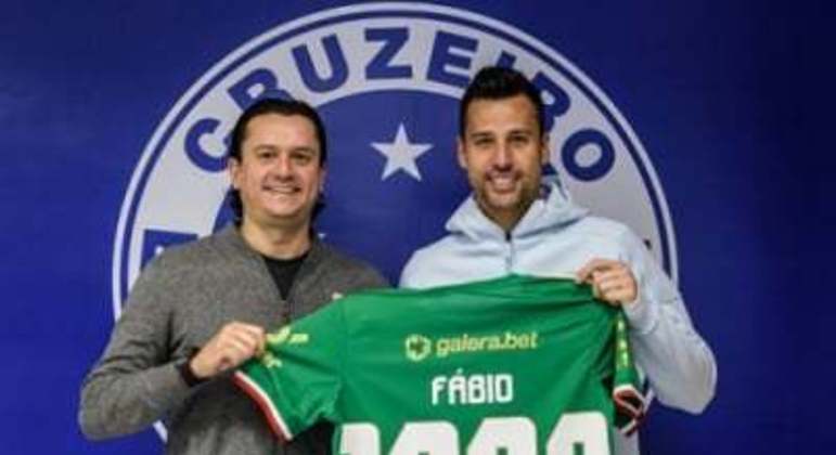 Fabio, ao lado do presidente Sérgio Santos Rodrigues, já recebeu uma camisa em alusão aos 1000 jogos que está perto de completar com a camisa azul