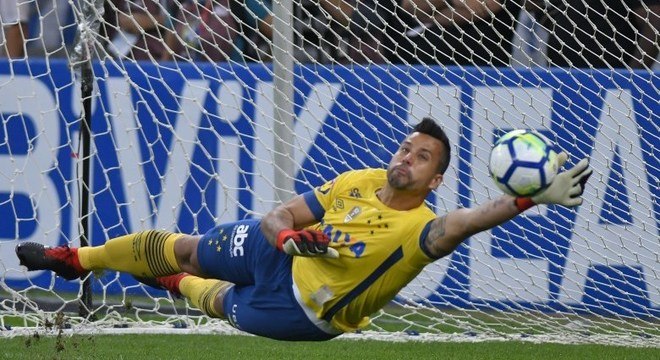 Fábio, goleiro do Cruzeiro, defendeu três cobranças de pênaltis do Santos