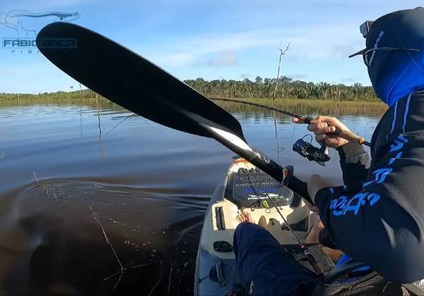 Fabio Fregona, também conhecido como Baca, publicou um vídeo mostrando a pescaria de um pirarucu gigante de quase 2,5 metros e mais de 130 quilos – o maior que ele já pescou!